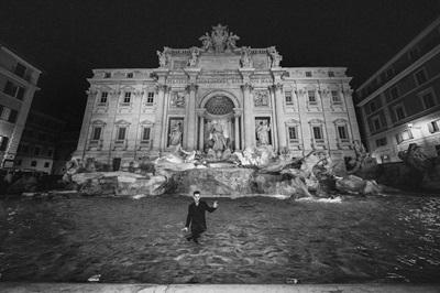 BERLINO - La star di Netflix nella fontana di Trevi