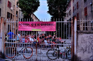 SCENDI, C'E' IL CINEMA - A Milano la rassegna che anima i cortili delle case popolari del quartiere Giambellino