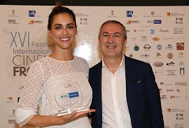 Miriam Leone conquista Marzamemi: alla madrina del Cinema di Frontiera il premio Bcc Pachino