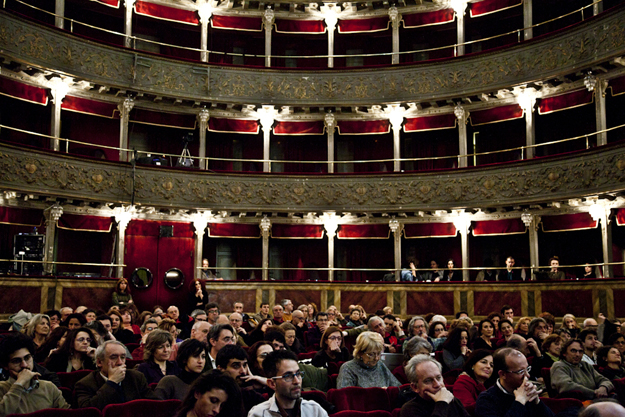 Il pubblico del Teatro Valle Occupato di Roma